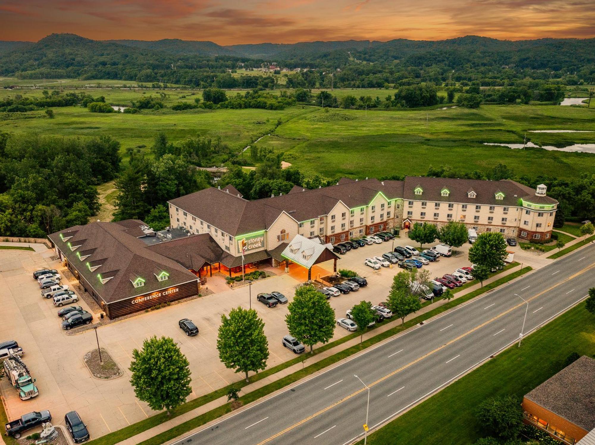 Stoney Creek Hotel La Crosse - Onalaska Exterior photo